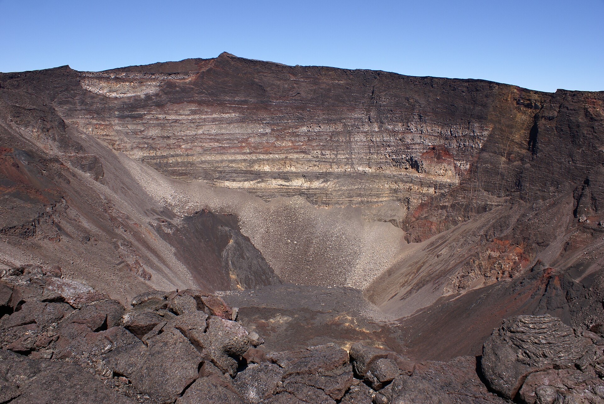 Le cratère Dolomieu du Piton de la Fournaise vu du rebord, avec ses parois stratifiées et son plancher effondré