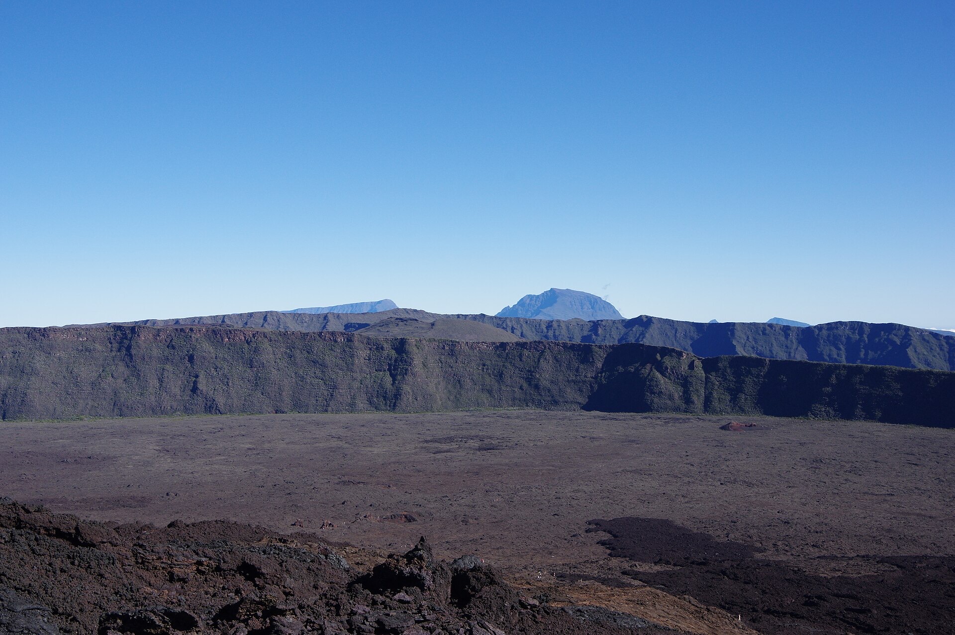 L'Enclos Fouqué du Piton de la Fournaise : plancher de lave, cône du volcan et rempart de la caldeira