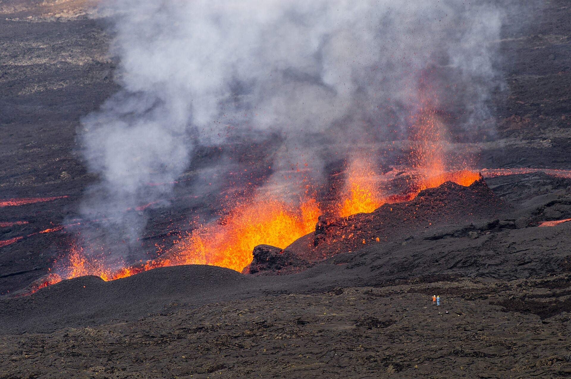 Fontaines de lave et coulée pendant une éruption du Piton de la Fournaise à l'intérieur de l'Enclos Fouqué