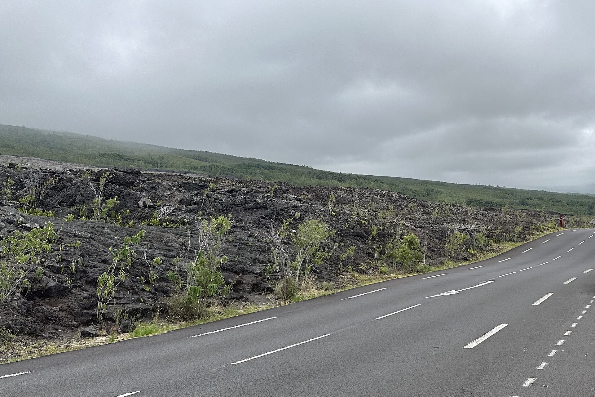 La Route des Laves, portion de la RN2 traversant les coulées de lave figées du Grand Brûlé à La Réunion