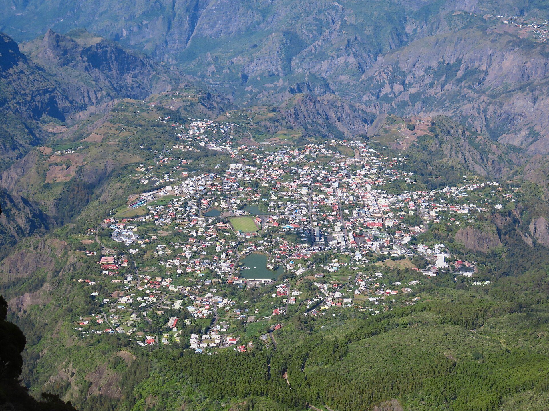 Le village de Cilaos vu d'en haut depuis le sentier du Bloc, au fond de son cirque entouré de remparts