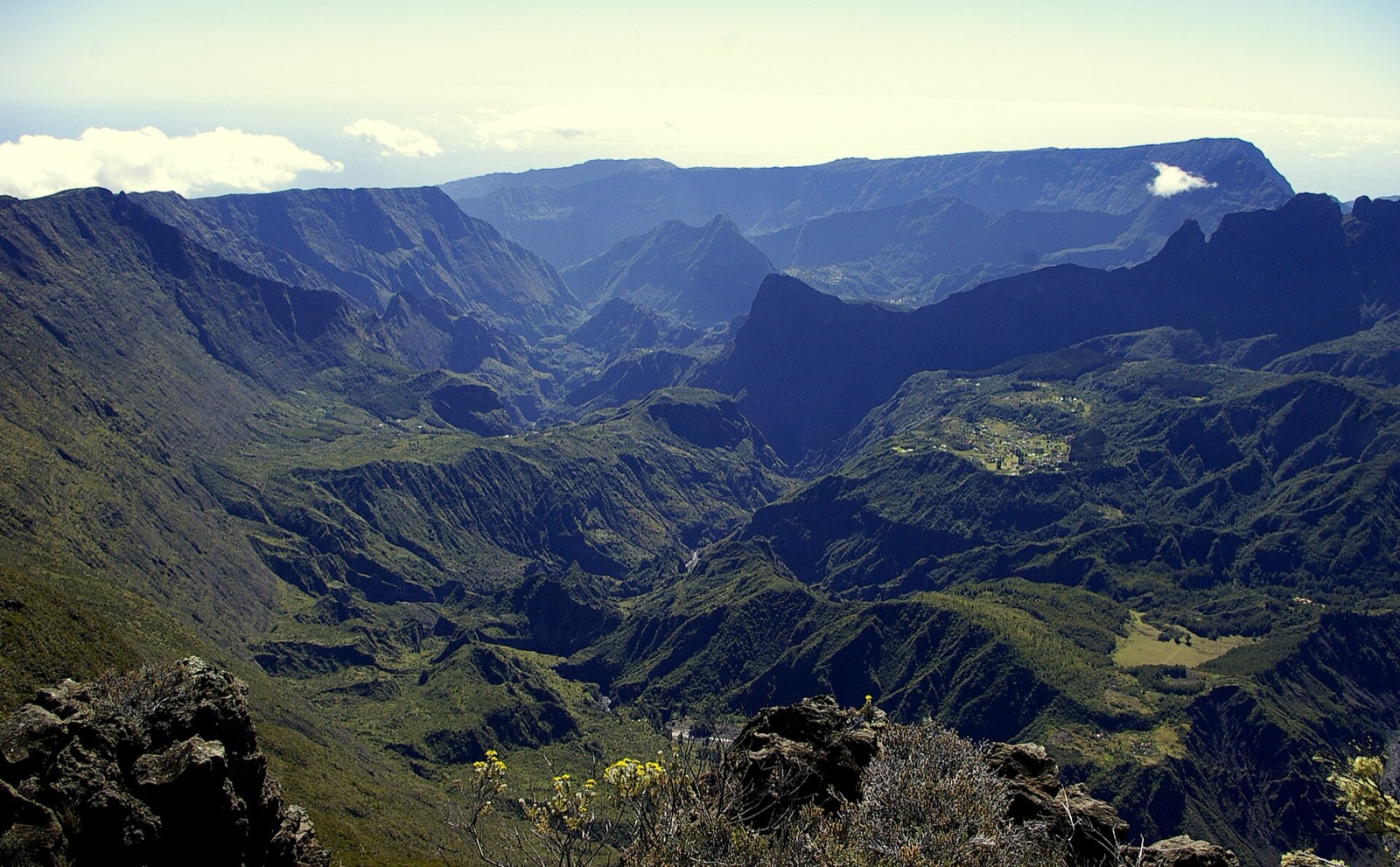 Vue panoramique du cirque de Mafate depuis le Grand Bénare, remparts et plateaux habités