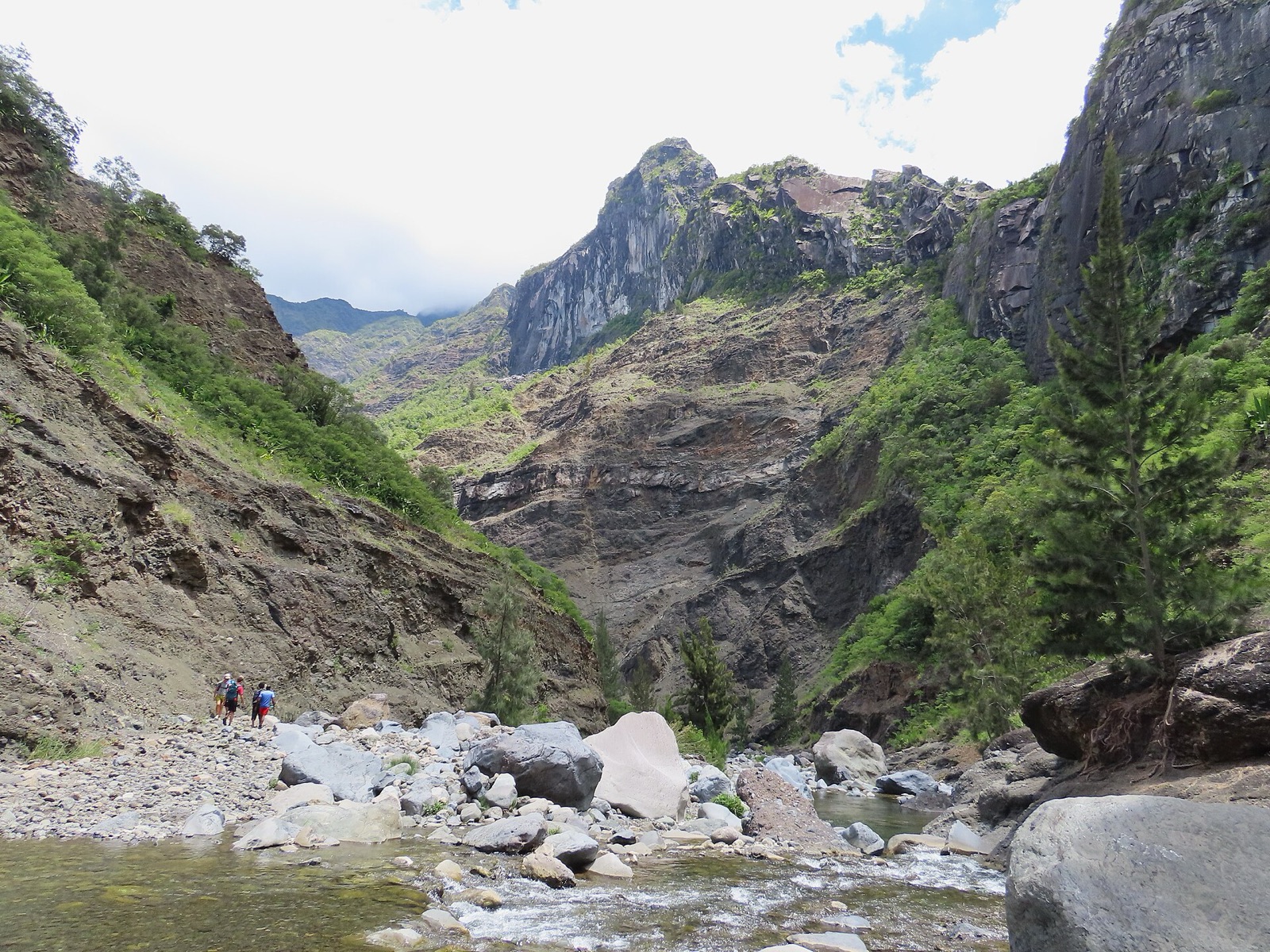 La gorge du Bras Rouge vers La Chapelle, blocs de basalte et randonneurs au fond du lit