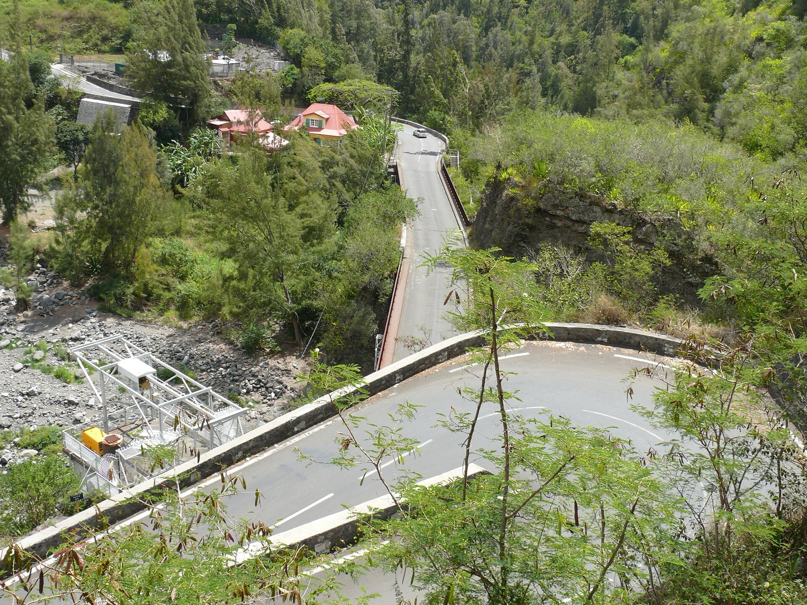 La route nationale 5 accrochée au rempart au-dessus du lit du Bras de Cilaos