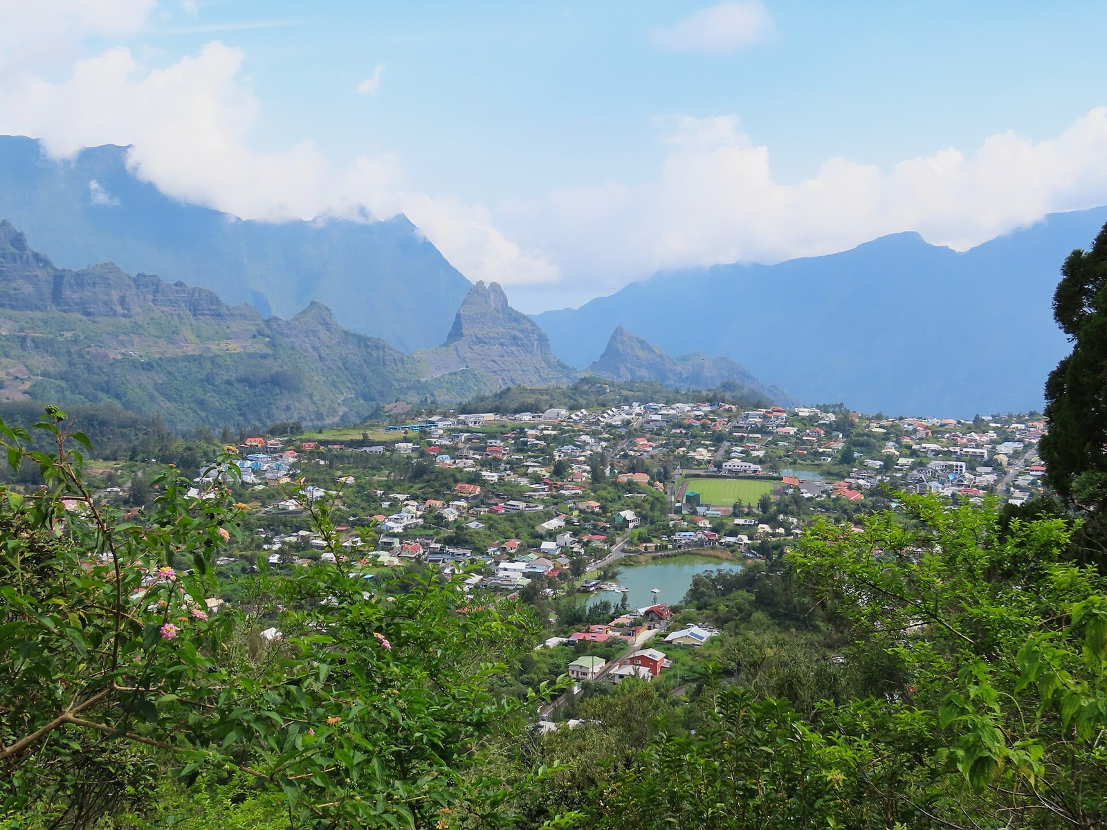 Le village de Cilaos vu depuis la route forestière de la Roche Merveilleuse, avec la Mare à Joncs et les remparts