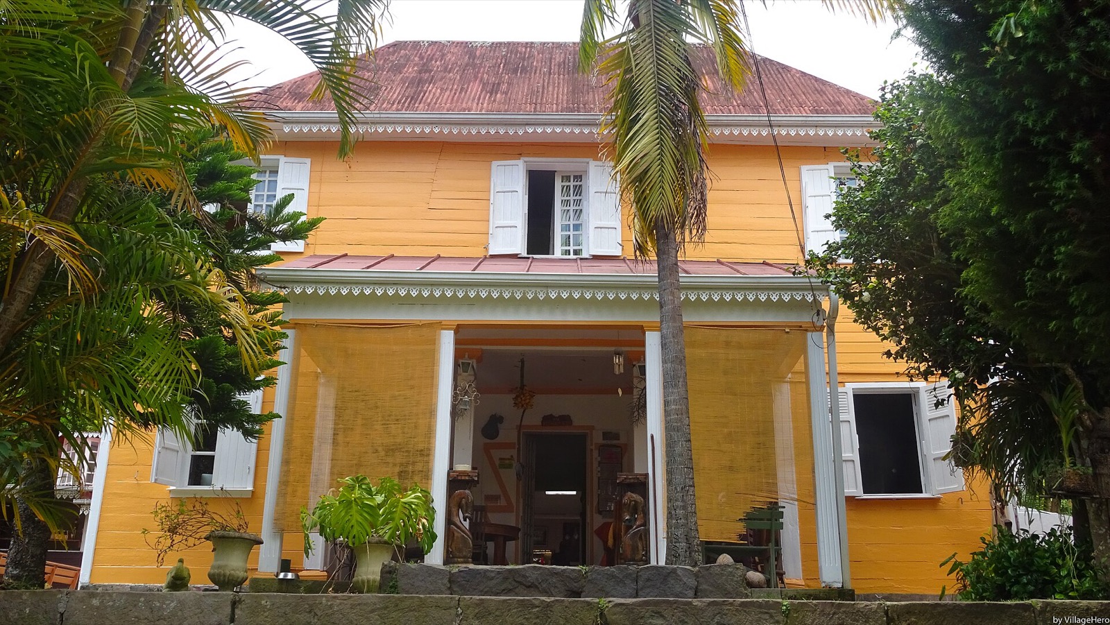 Villa créole jaune à varangue et lambrequins dans le village de Hell-Bourg