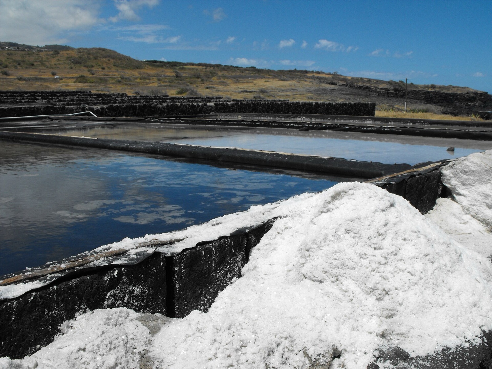 Les bassins de la saline de la Pointe au Sel, à Saint-Leu, creusés dans la lave noire