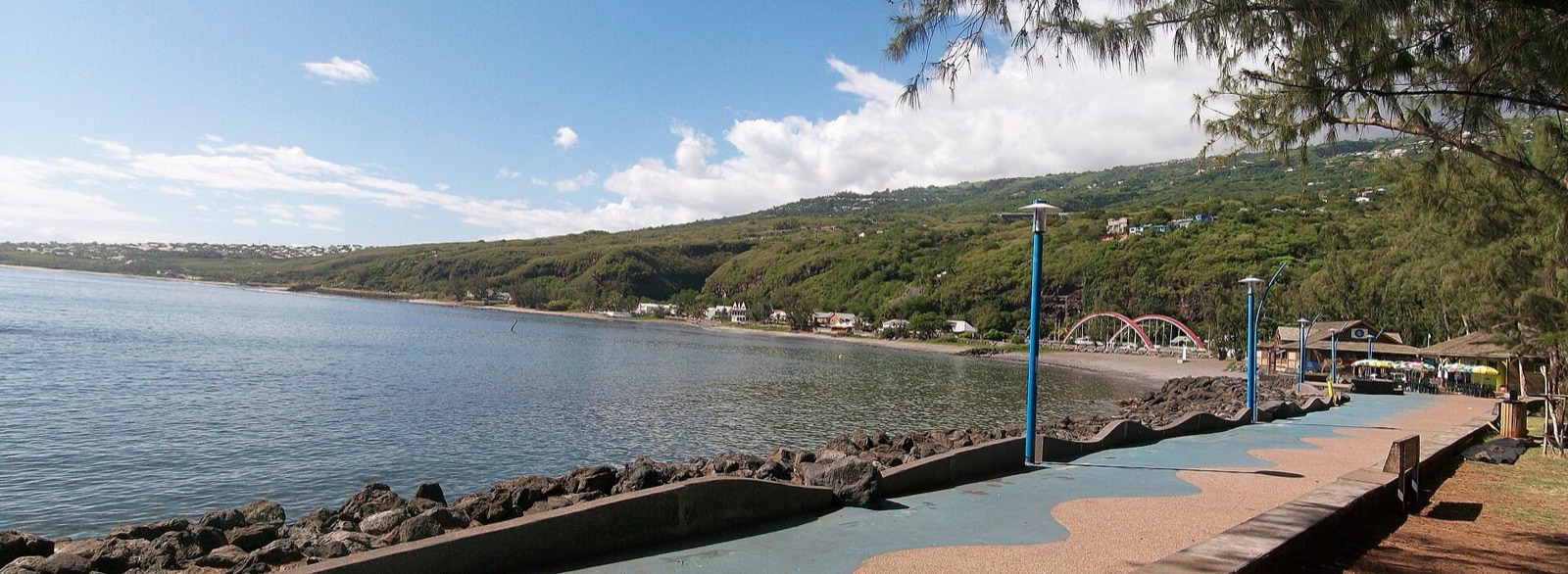 Panorama du front de mer de Saint-Leu, à La Réunion, avec le lagon et les pentes de canne