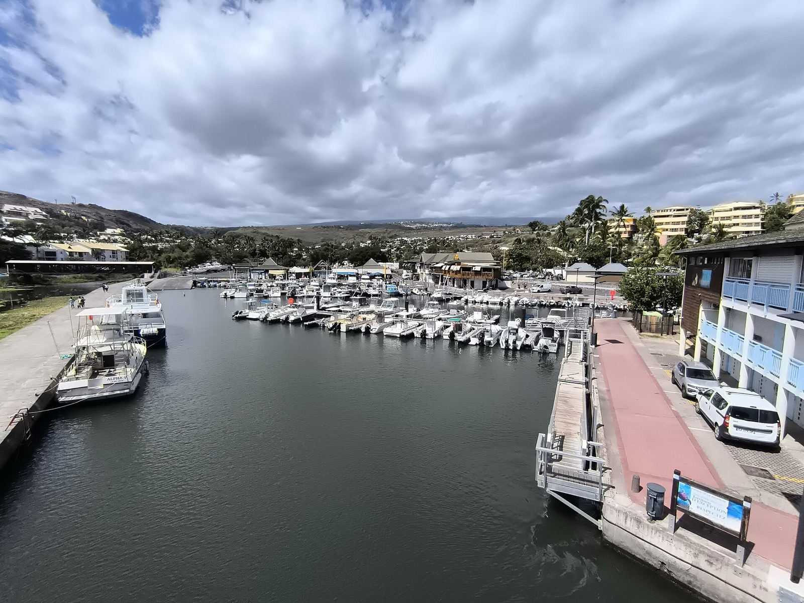 Le port de plaisance de Saint-Gilles-les-Bains avec ses bateaux à quai