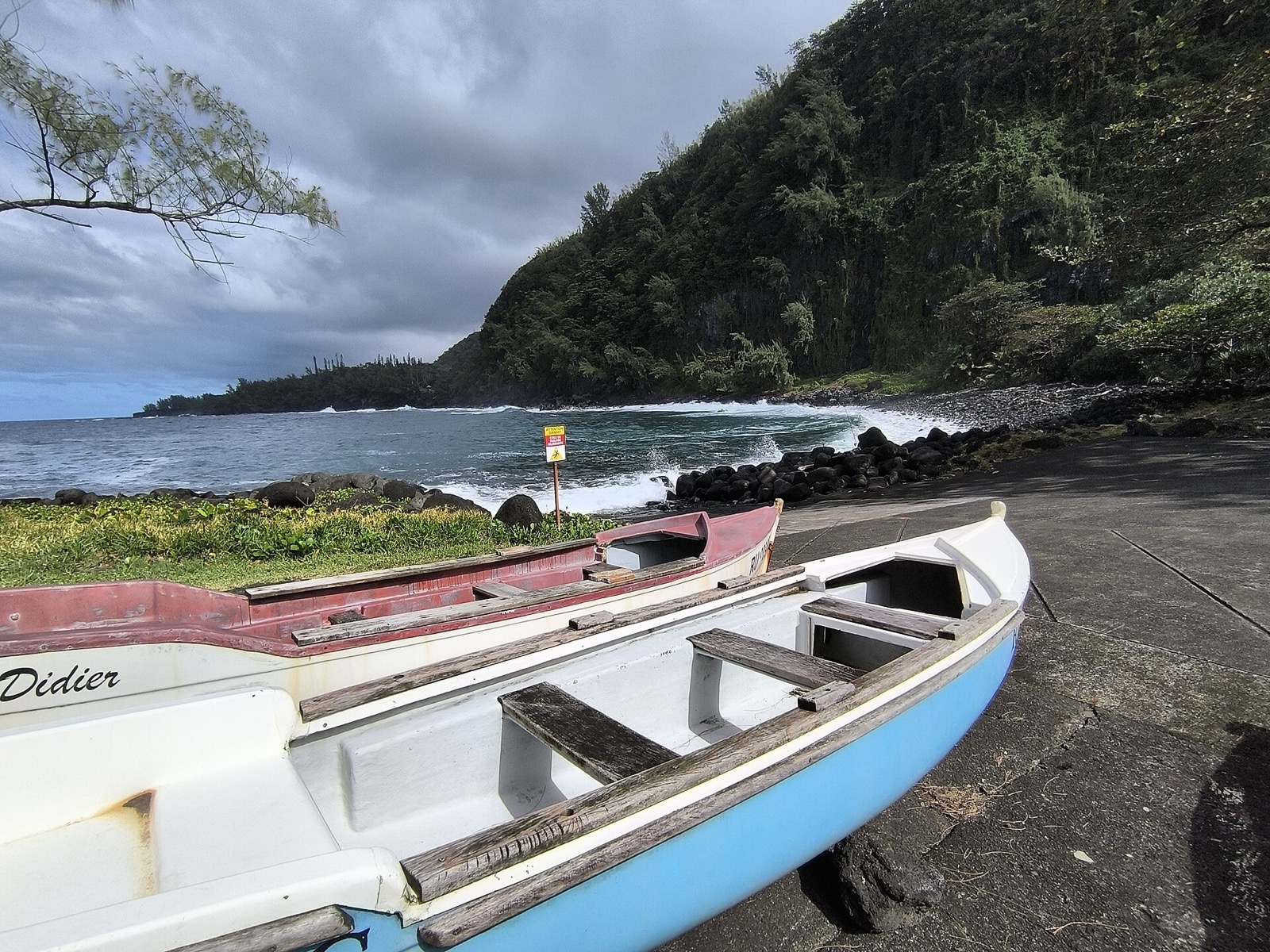 Les barques de pêche tirées sur les galets de l'Anse des Cascades, à Sainte-Rose