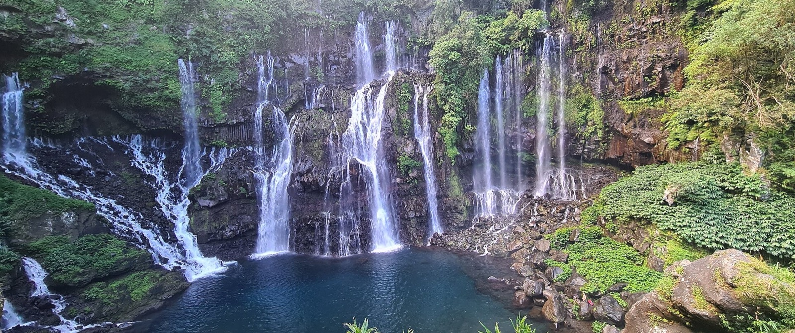 La cascade de Grand Galet, dite cascade Langevin, et son bassin, à Saint-Joseph