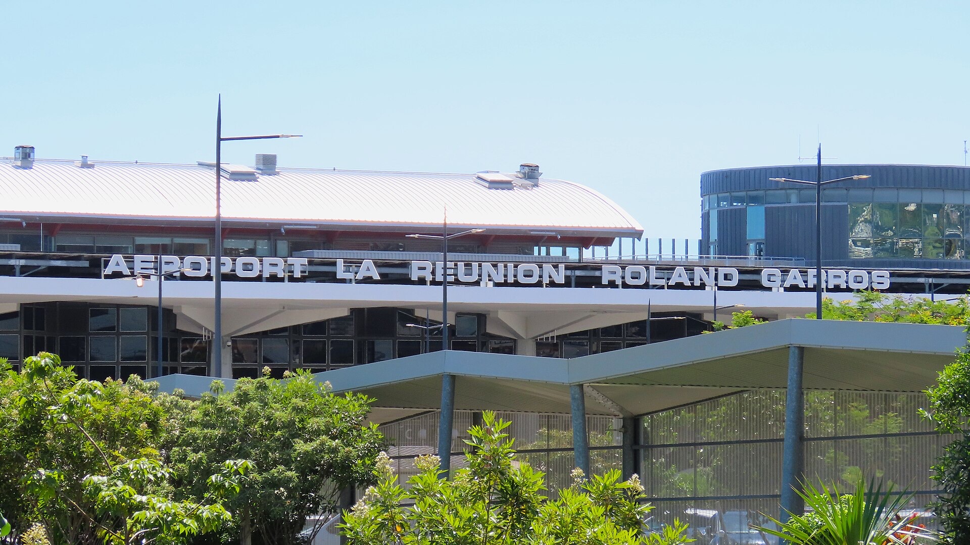 Façade de l'aérogare de l'aéroport de La Réunion Roland-Garros à Sainte-Marie, sous le soleil
