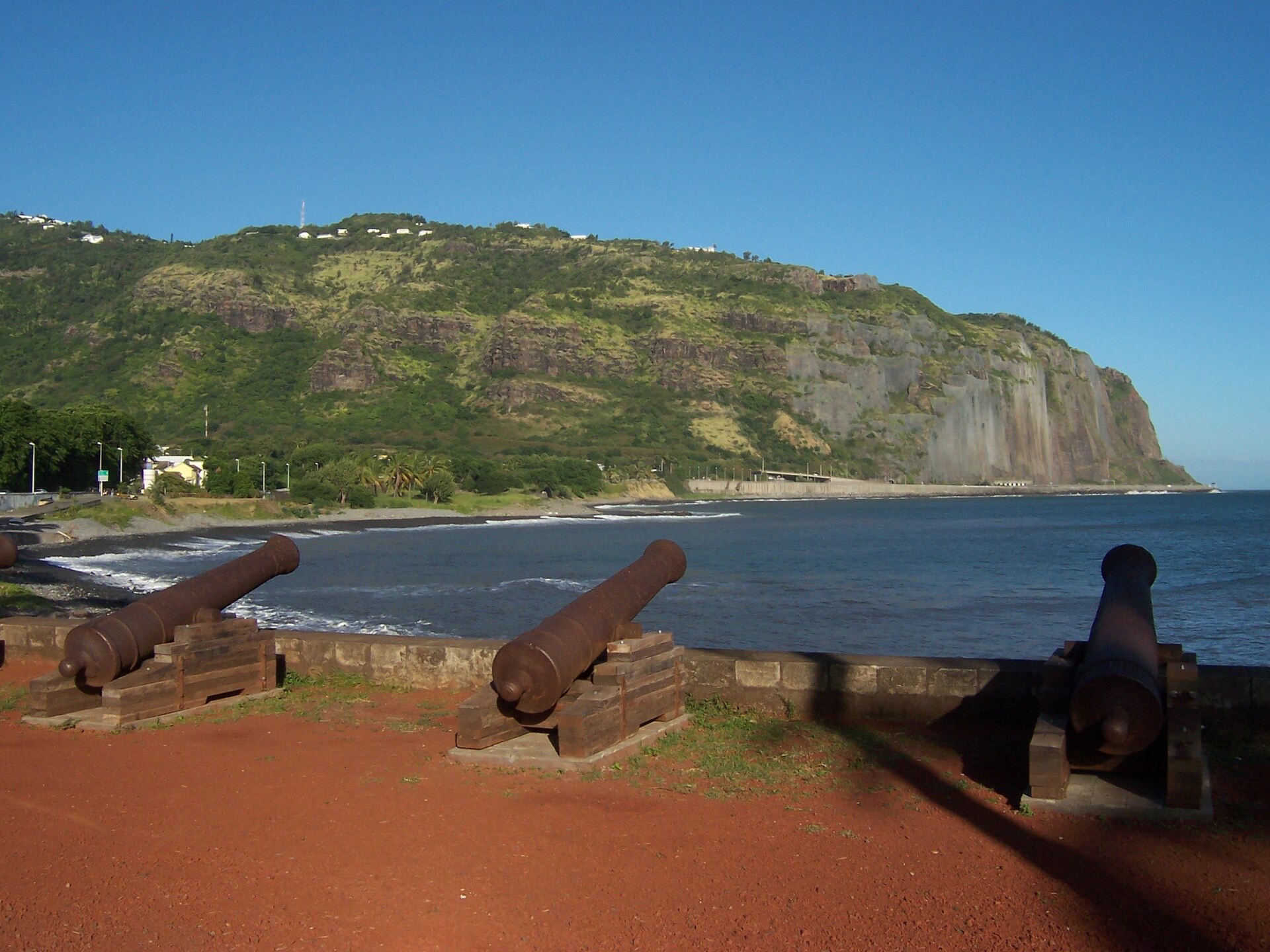 Le front de mer du Barachois à Saint-Denis de La Réunion, ses canons et la falaise de la Montagne au fond