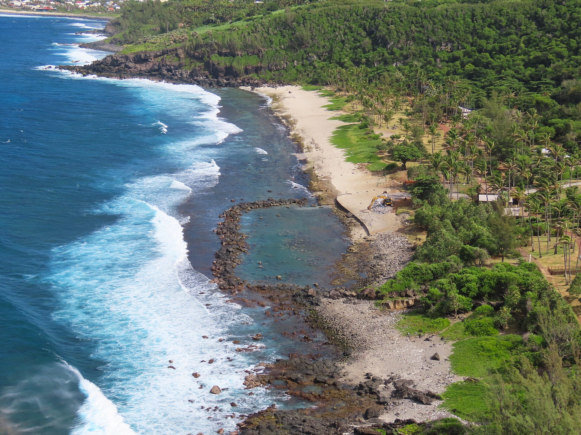 La plage et le bassin de Grande Anse à Petite-Île, vus du Piton de Grande-Anse, avec la houle qui casse sur les rochers noirs