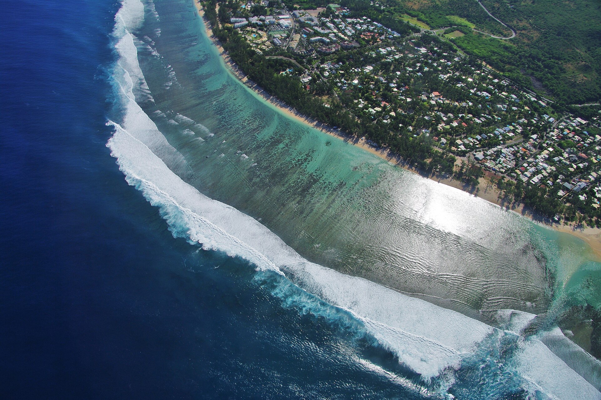 Vue aérienne du lagon et de la barrière de corail de l'Hermitage, sur la côte ouest de La Réunion